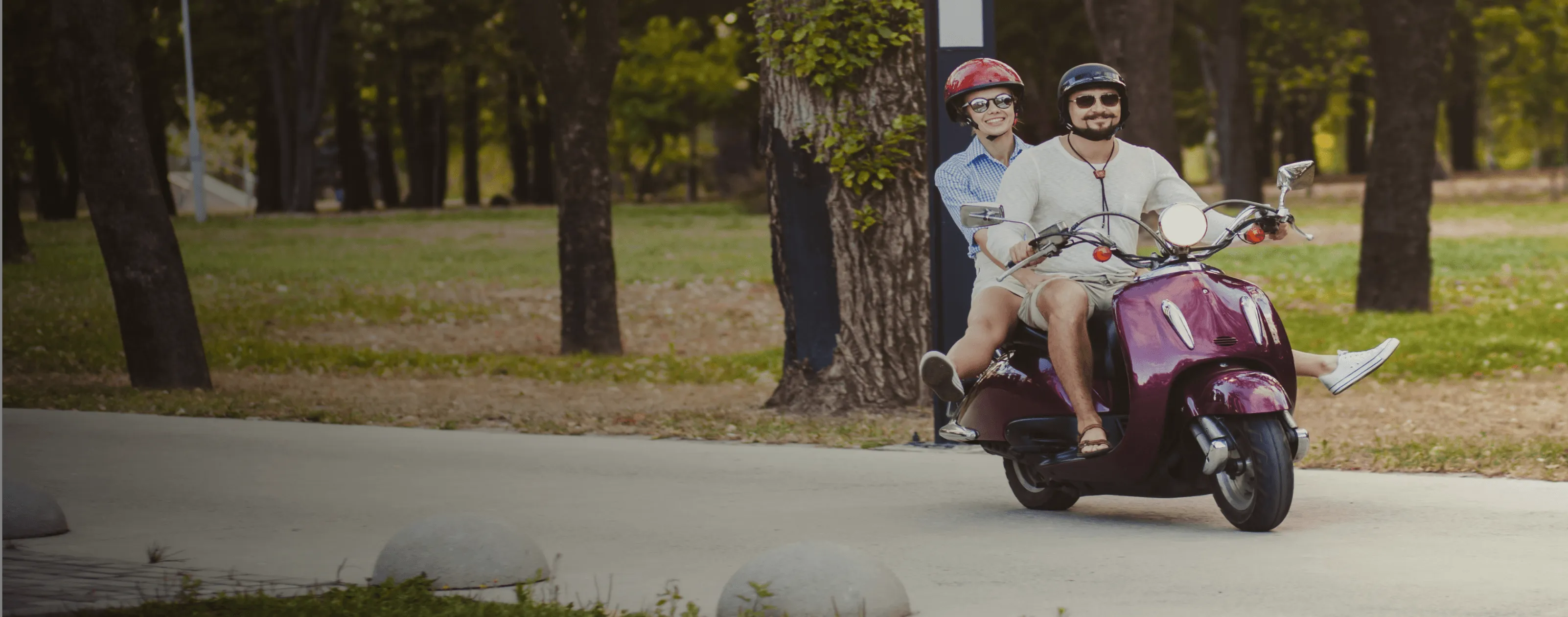 Zwei Personen auf einem Motorroller