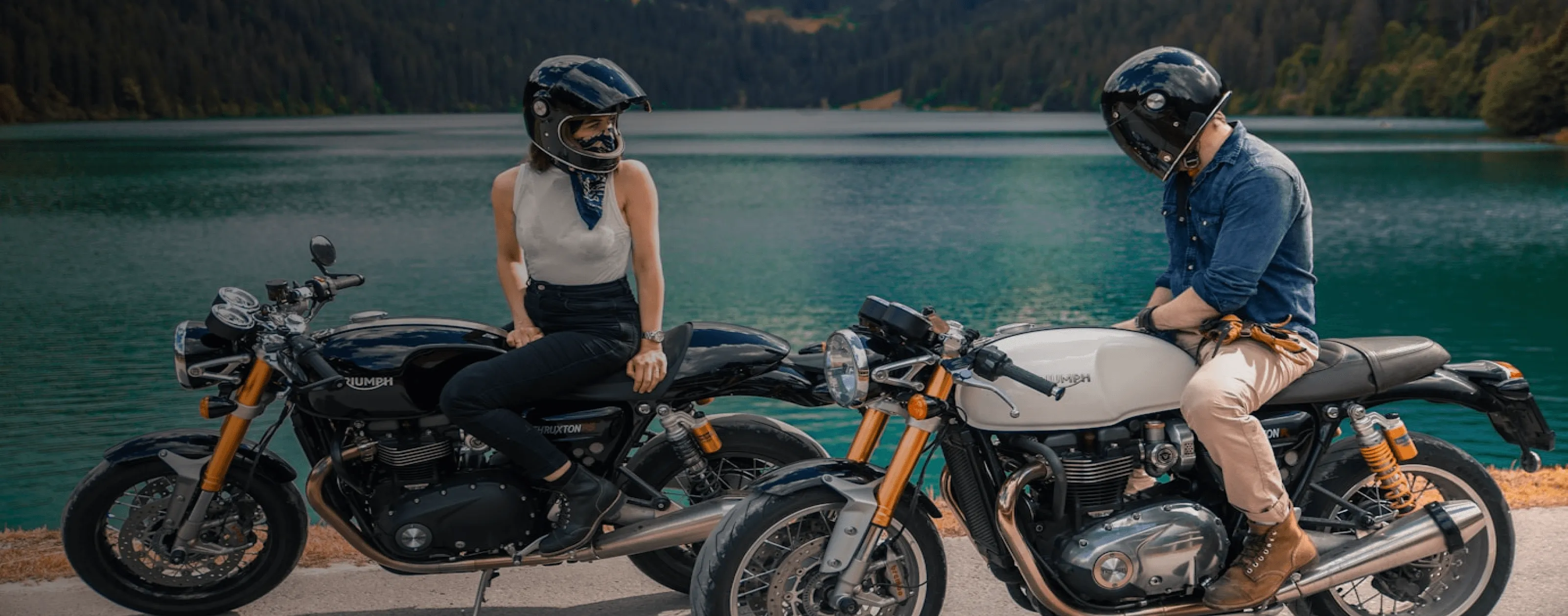 Zwei Motorradfahrer an einem See