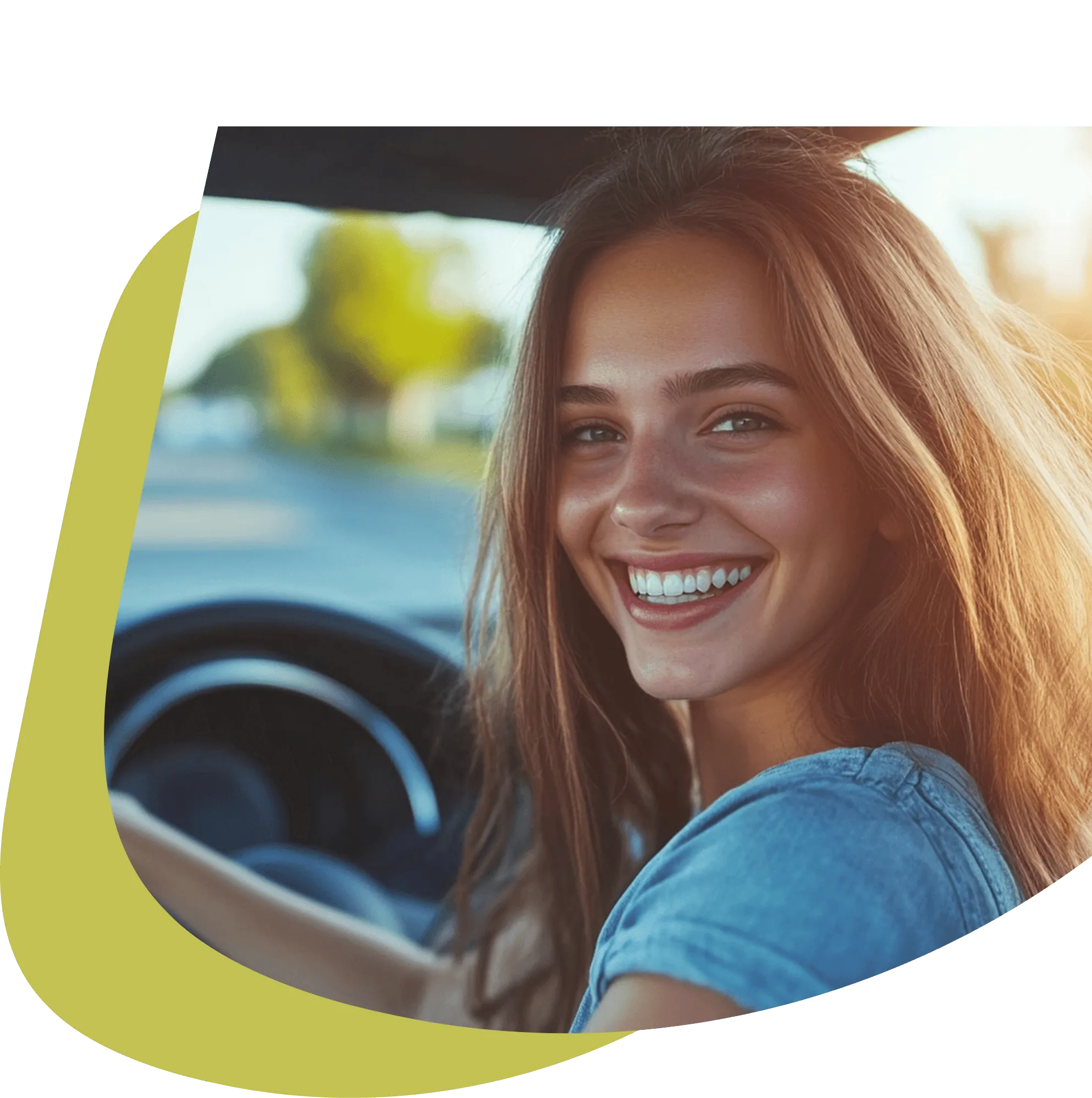 Lächelnde junge Frau am Steuer eines Autos